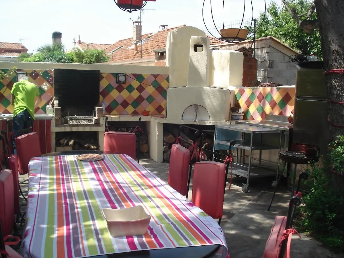 Appartement En Sous Sol De Villa Avec Acces Jardin Et Piscine Marseille 0*,
