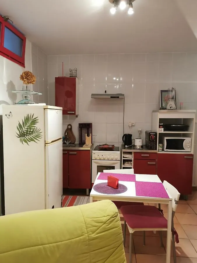 Appartement En Sous Sol De Villa Avec Acces Jardin Et Piscine Marseille 0*,