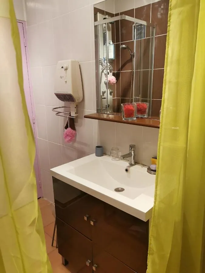 Appartement En Sous Sol De Villa Avec Acces Jardin Et Piscine Marseille 0*,  Francie