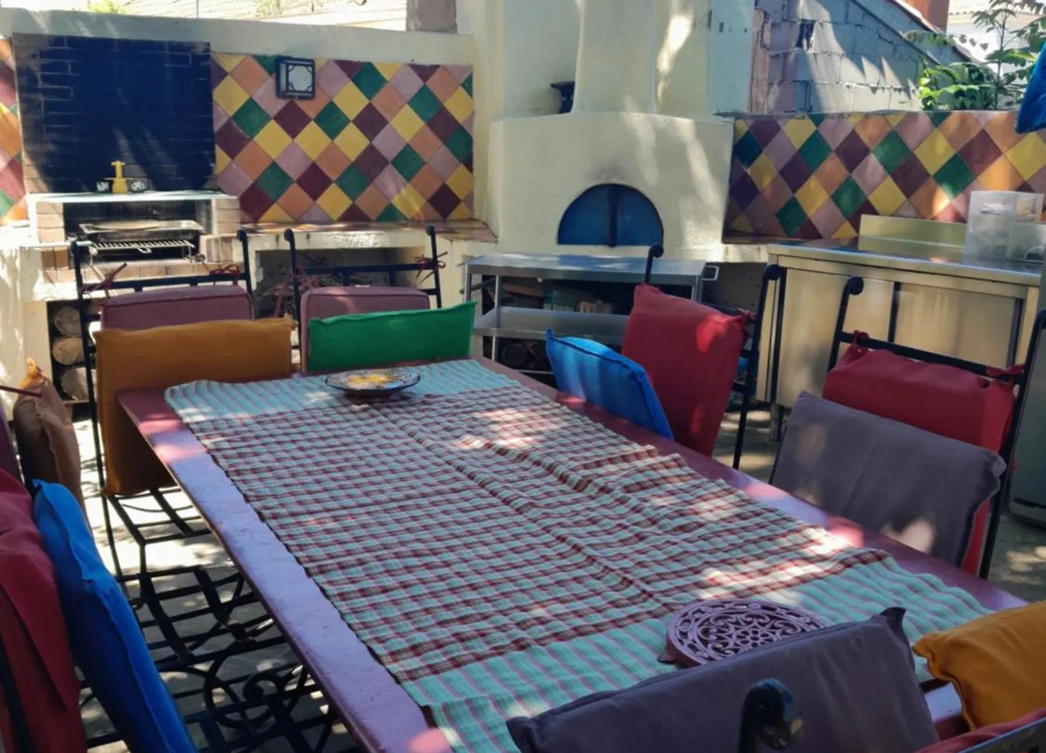 Appartement En Sous Sol De Villa Avec Acces Jardin Et Piscine Marseille Francie
