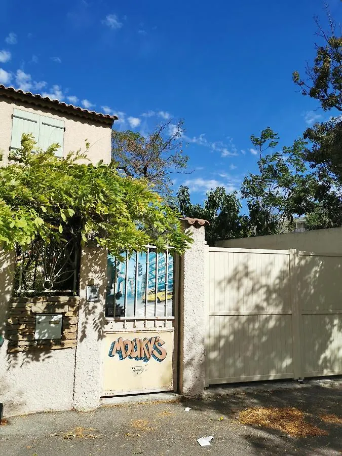 Appartement En Sous Sol De Villa Avec Acces Jardin Et Piscine マルセイユ