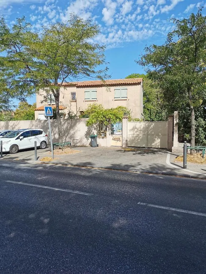 Appartement En Sous Sol De Villa Avec Acces Jardin Et Piscine マルセイユ フランス