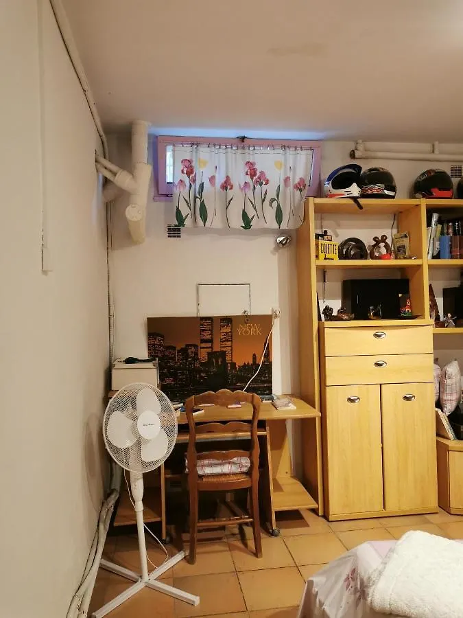 Appartement En Sous Sol De Villa Avec Acces Jardin Et Piscine マルセイユ フランス