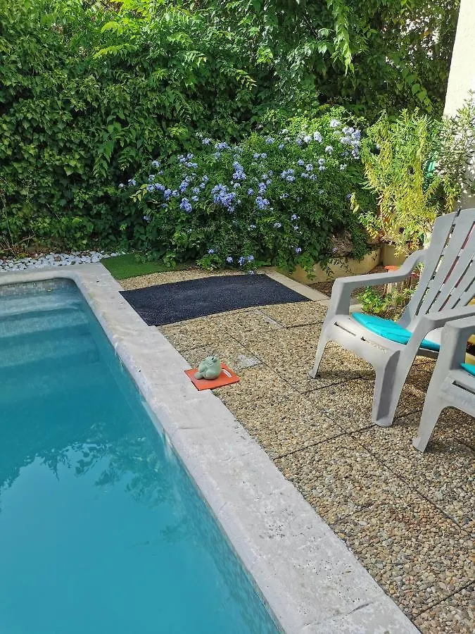 Appartement En Sous Sol De Villa Avec Acces Jardin Et Piscine マルセイユ